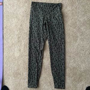 Old Navy S Green High Waisted Leopard 7/8 Legging
